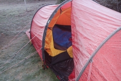 eisiger Morgen mit Reif auf dem Zelt