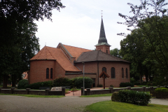 eine Dorfkirche auf dem Weg durch Niedersachsen