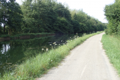 schöner Asphalt am Kanal