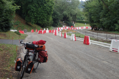 Samstags, leere Baustelle vor Campingplatz