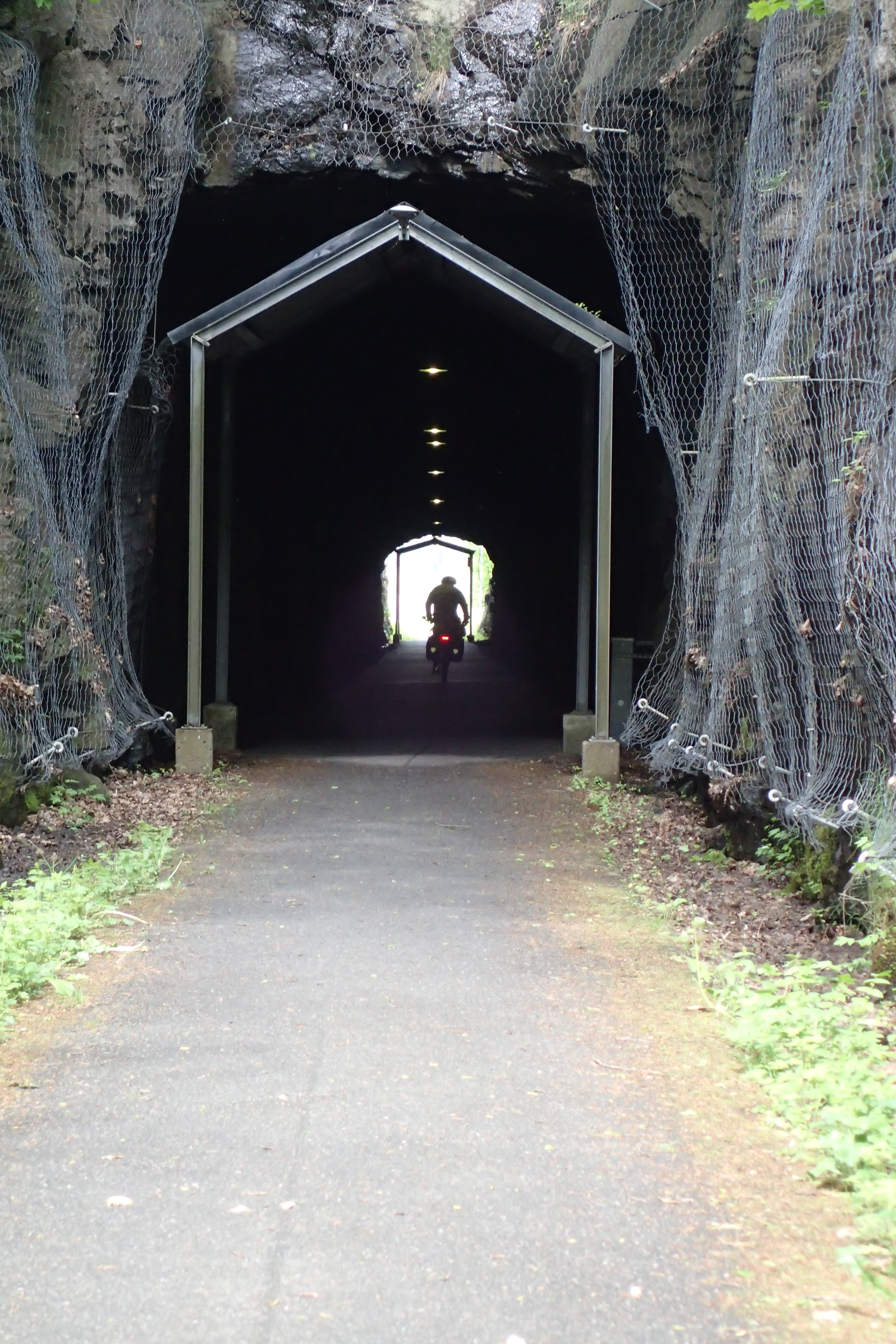 Der Radweg auf der Bahntrasse führt durch einen alten Tunnel