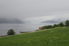tiefhängende Wolken über dem Fjord