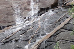 hier hat das jahrtausende fließende Wasser den Fels untersciedlich ausgewaschen