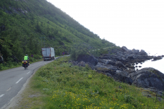 Auch dicke Lastwagen nutzen die schmale Küstenstraße