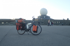 Mein Tourenrad vor dem Ausstellungsgebäude am Nordkapp