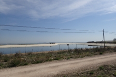Oben auf einer Anhöhe vermutlich ein Wasserspeicher