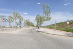 Radweg, beim dem Verkehr geht's auf der Fahrbahn weiter