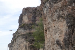 steile Felswände am Stausee