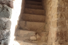 die schulterbreite, steinere Treppe im alten Wehrturm