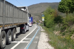 schmaler Randstreifen und heftiger LKW-Verkehr