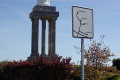 eine Christusstatue an einer normalen Straßenkreuzung