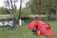 Das Zelt steht direkt am Ufer der Loir, das Wasser der nahen Mühle rauscht