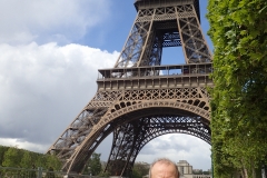 ein Selfie vor dem Eiffelturm