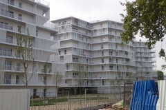neue, fertiggestellte Wohnblocks am Seine-Ufer