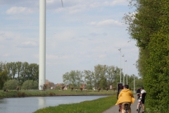 ausgewiesener Radfernweg entlang des Kanals, der durch Brüssel führt