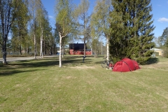 ich als einziger auf der Zeltwiese, im Hintergrund der Umeälven