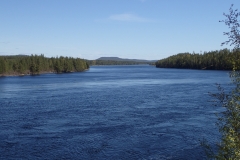 von der Brücke flußabwärts Richtung Südosten aufgenommen
