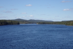 von der Brücke flußaufwärts Richtung Nordwesten aufgenommen