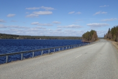 hier geht die Straße entlang an einem Bergsee