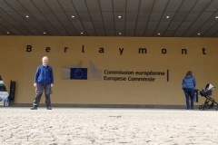 ein Selfie vor dem Gebäude einer europäischen Institution