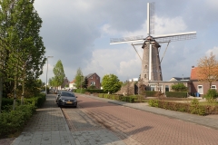 alte Windmühle im Wohngebiet in den Niederlanden