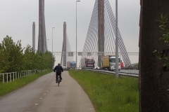Radweg und Autobahn teilen sich die Brücke