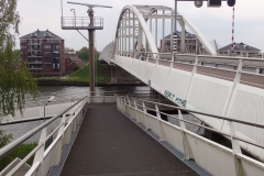Rampen, um von der Brücke ans Kanalufer zu gelangen