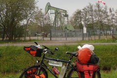 aktive Erdölförderung auf beiden Seiten des Grenzflusses