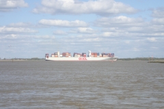ein Riesencontainerschiff auf der Elbe