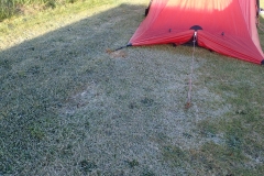 Rauhreif im Schatten des benachbarten Wohnwagens