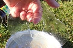 das Wasser in der Bratpfanne war gefroren