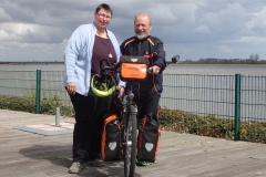 Meine Frau und ich am Eiderufer vor dem Restaurant