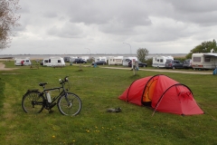kurz vor dem Einsetzen des Regens stand das Zelt und der Einkauf im nahen Supermarkt war erledigt
