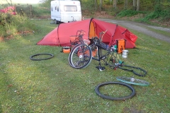 große Reparaturstunde auf dem Campingplatz