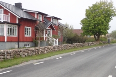 typische, schwedische Häuser am Wegesrand