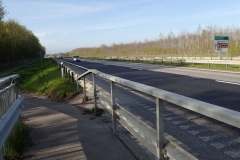 hier führt die Radroute über den schmalen Bereich zwischen Leitplanke und Geländer über die Autobahnbrücke der E6