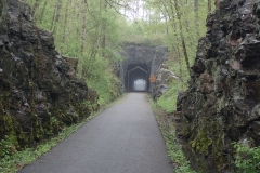 Die alte Bahntrasse führt durch einen kurzen Tunnel