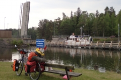 die Klappbrücke im Götakanal wird für das Motorboot geöffnet