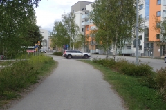 Radweg im Wohngebiet am Rand von Stockholm