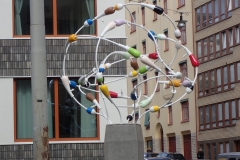 Kunstobjekt in einem Wohn- und Geschäftsquartier