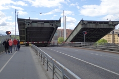 die Klappbrücke öffnet für einen Segler