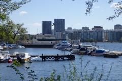 moderne Wohnhäuser am Wasser und überall sind Sportboote verankert