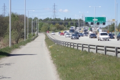 am Rande von Stockholm führt der Radweg direkt parallel zur Autobahn