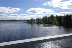 kurz nach dem Start die erwarteten Ferienhäuser am Ufer des Dalälven