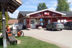 Einkaufsstop: Eis, Kuchen und Bier für das Abendessen