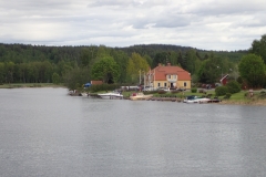 Torsång: niedrige Boote am Flußufer und Gastronomie