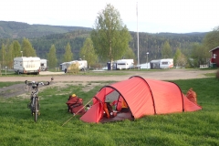 schöner Campingplatz am Seeufer in der Abendsonne